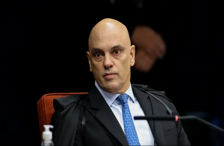 Moraes arquiva investigação contra Bolsonaro sobre cartão de vacina